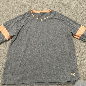Under armour top! Worn a few times, in amazing condition! Womans large.